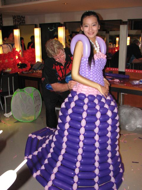 صور رائعة وغريبة لفساتين وملابس صنعت من البالونات بالكامل !!! 0812131704412