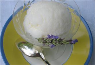 آيس كريم اللافندر المقادير: 4 ملاعق صغيرة من زهور اللافندر آيس كريم اللافندر المقادير: 4 ملاعق صغيرة من زهور اللافندر