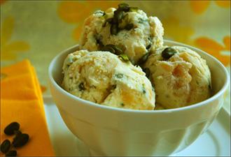 تخلط ملعقتان من زهور اللافندر مع الخل فى إناء صغير تخلط ملعقتان من زهور اللافندر مع الخل فى إناء صغير