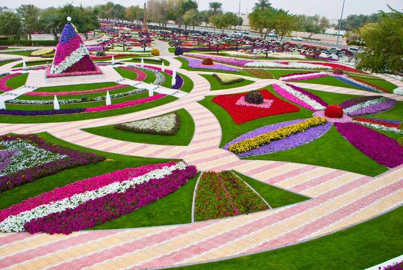 العين بدولة الإمارات العربية المتحدة، حيث تشغل الحديقة مساحة قدرها