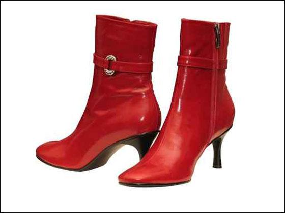 الشتاءالحذاء الاسود .....اناقة وجاذبيةاناقه الشنطه والحذاء مع ازياءك الحذاء الأحمر