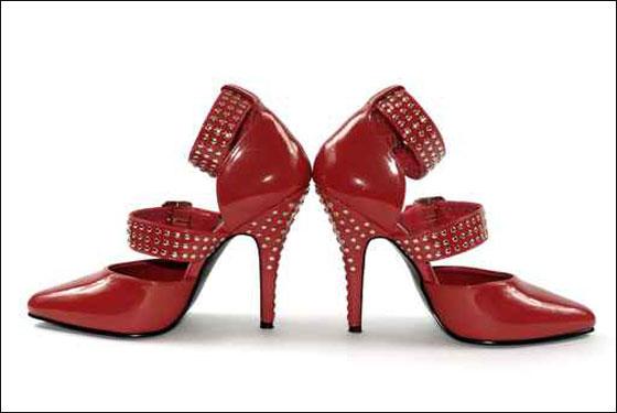 2012   الحذاء الأحمر موضة هذا الشتاء 
