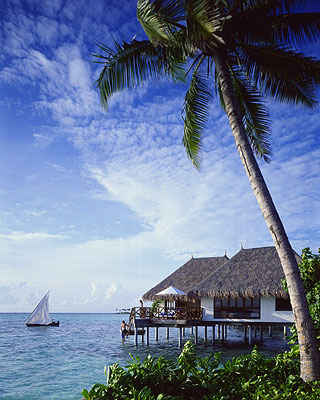 المالديف هي :- جزر رومانسية، اجواء استوائية، هدوء نفسي، مزيج