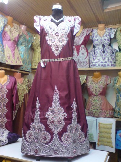 بنفحة من الزرابي المغربية التقليدية الروعة فساتين تقليدية جزائرية الخاصة